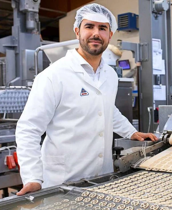 Manuel Rams in der Produktion von MAYKA Naturbackwaren
